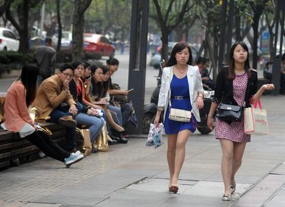 上海一男子在多家居民门口闻袜子